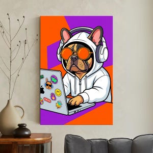Peut inclure: Impression numérique d'un bouledogue français portant un sweat à capuche blanc, des lunettes de soleil orange et un casque, travaillant sur un ordinateur portable. L'ordinateur portable est orné d'autocollants. Le fond est orange et violet.