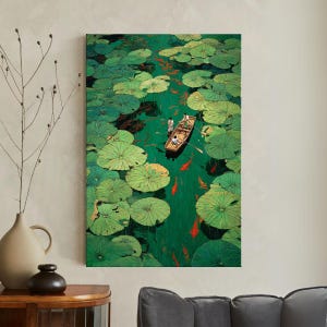 Op de afbeelding: Schilderij van een boot op een groene vijver met waterlelies en oranje vissen. De boot heeft twee personen en het water is omgeven door grote groene waterlelies. Het kunstwerk straalt rust uit.