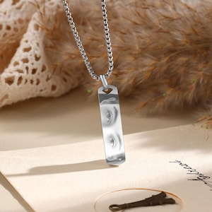 Personalized Human Eye Necklace – Custom Eye Photo Jewelry for Him or Her, Couple Necklace, Eye Keepsake, Father’s Day & Anniversary Gift