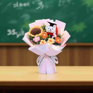 Handgemachter gehäkelter Abschlussstrauß mit Bär, Sonnenblumen-Bär-Blumenstrauß-Abschluss-Geschenk für Sie, Klasse von 2025 Abschlussbevorzugung, Lehrer-Geschenk