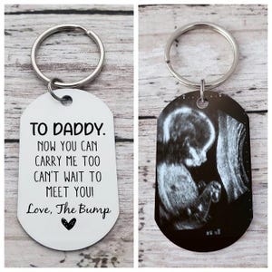 パーソナライズされた超音波キーホルダー - 「Care Me Daddy」超音波検査ギフト、妊娠中の初めての父の日のギフト、新米パパの妊娠発表の記念品