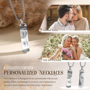 Puede incluir: Un collar personalizado plateado con un colgante rectangular con una foto de un ojo. El collar est&aacute; dise&ntilde;ado para ser personalizado con una foto de ojo, horizontal o vertical. El texto dice "PERSONALIZED NECKLACES".