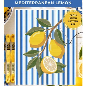 Op de afbeelding: Een kruissteekpatroon PDF getiteld MEDITERRANEAN LEMON met een ontwerp van gele citroenen en groene bladeren op een blauw-witte verticaal gestreepte achtergrond. De afbeelding bevat een naald met zwarte draad en geel borduurgaren.