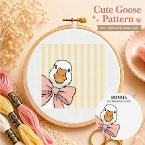 Op de afbeelding: Een kruissteekpatroon met een schattige gans met een roze strik, tegen een geel en wit gestreepte achtergrond. De tekst "Cute Goose Pattern" en "PDF Instant Download" is zichtbaar. Inclusief borduurgaren en een houten borduurring.