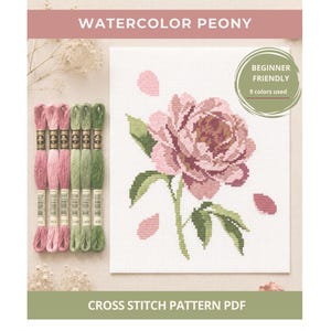 Op de afbeelding: Een kruissteekpatroon PDF getiteld WATERCOLOR PEONY met een bloemmotief met roze bloemblaadjes en groene bladeren. De afbeelding bevat zes strengen borduurgaren in roze en groene tinten, met een badge met de tekst BEGINNER FRIENDLY.