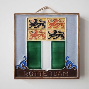 Cloisonné tile Westraven, Rotterdam, Dutch ceramics, Tile with the coat of arms of the city of Rotterdam