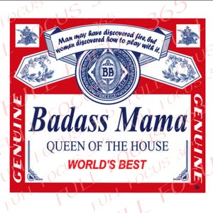 Könnte beinhalten: Eine rot-weiße Grafik mit den blauen Worten "Badass Mama", darunter "Queen of the House" und "World's Best". Das Design enthält ein Banner mit Text und ein kreisförmiges Emblem.