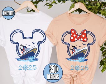Könnte beinhalten: Zwei weiße und pfirsichfarbene T-Shirts mit einem Mickey Mouse und Minnie Mouse Design. Das Design zeigt ein Kreuzfahrtschiff mit dem Jahr 2025. Der Text "READY TO PRESS DTF DESIGN" und "CUSTOMIZABLE DESIGNS" befindet sich oben und unten im Bild. Der Text "ONLY DTF" befindet sich in einem blauen Kasten oben links. Der Text "350+ DESIGNS" befindet sich in einem blauen Kasten in der Mitte des Bildes.