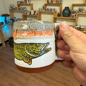 Muskie-mugg med grön-orange droppglasyr