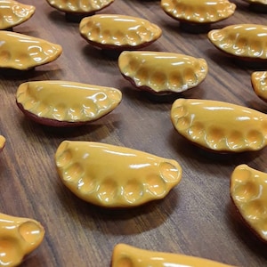 Lot de 3 mini aimants Pierogi dorés faits à la main à Pittsburgh par des artistes locaux yinzer. Tenue super forte