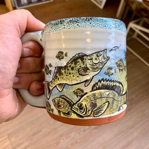 Taza con arte submarino de muskie, agallas azules y lucioperca con esmalte verde marino y azul