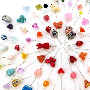 Alfinetes sortidos completos, alfinetes decorativos, alfinetes sortidos, 10 lindos alfinetes para lindos alfineteiros, alfinetes de presente Quilt Retreat em caixa de presente, envio rápido