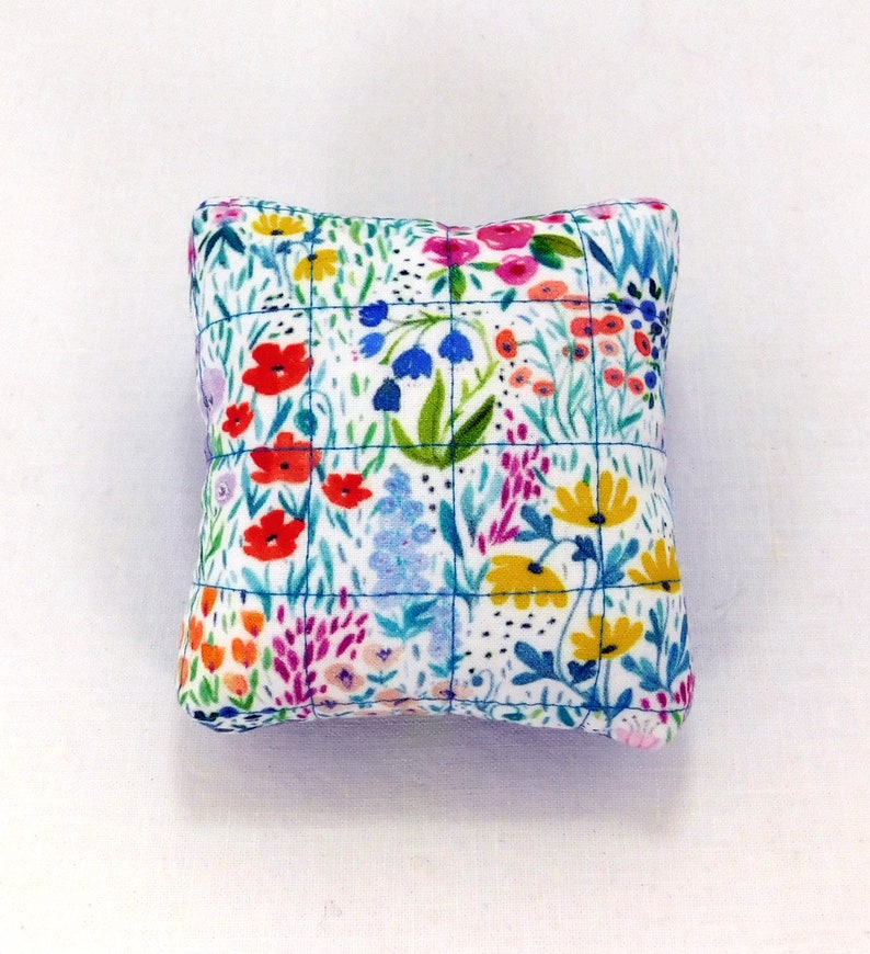 Pincushion Daisy Pincushion Modern Unique Pincushion Emery Pincushion Decorative Pins Pincushion Handmade Paper Pieced Sewing Gift image 9