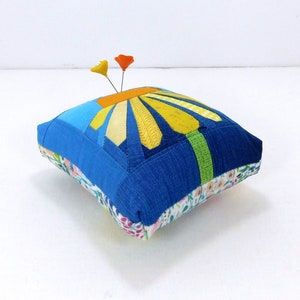 Pincushion Daisy Pincushion Modern Unique Pincushion Emery Pincushion Decorative Pins Pincushion Handmade Paper Pieced Sewing Gift image 5