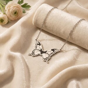 Monarch Butterfly Necklace | 925 Sterling Silver for Women | Nature Inspired Elegant Jewelry | Thoughtful Birthday Gift bild 3