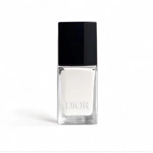 Pu&ograve; includere: Un flacone di smalto bianco con tappo nero. Il flacone di vetro trasparente ha la scritta "DIOR" stampata sul davanti. Lo smalto &egrave; di colore bianco brillante.