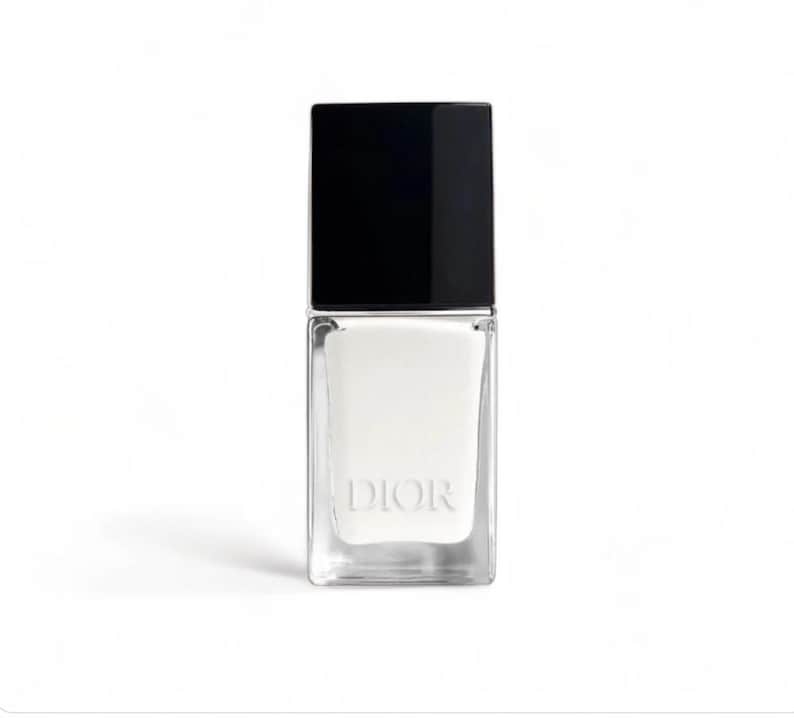 Pu&ograve; includere: Un flacone di smalto bianco con tappo nero. Il flacone di vetro trasparente ha la scritta "DIOR" stampata sul davanti. Lo smalto &egrave; di colore bianco brillante.