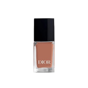 Peut inclure: Un flacon de vernis &agrave; ongles Dior. Le flacon carr&eacute; en verre contient un vernis &agrave; ongles aux tons chauds et sourds. Le bouchon noir est rectangulaire. Le mot "DIOR" est imprim&eacute; en blanc sur le devant du flacon.