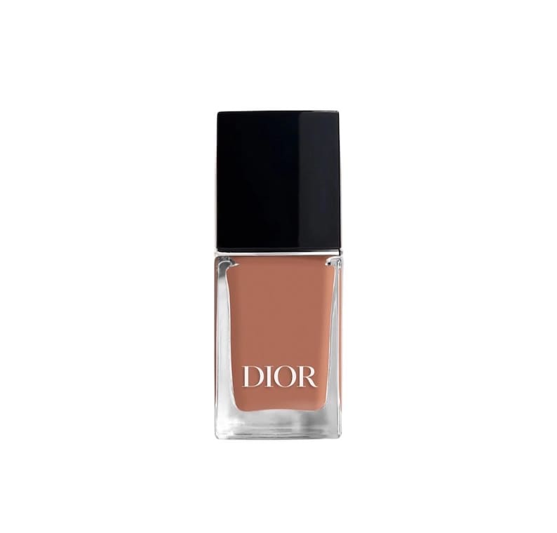 Peut inclure: Un flacon de vernis &agrave; ongles Dior. Le flacon carr&eacute; en verre contient un vernis &agrave; ongles aux tons chauds et sourds. Le bouchon noir est rectangulaire. Le mot "DIOR" est imprim&eacute; en blanc sur le devant du flacon.