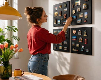Modern magnetisch bord van metaal, frameloos wandmagnetenbord voor souvenirs en reismagneten, groot memobord, minimalistisch interieur voor thuis of op kantoor.