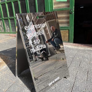 以下が含まれることがあります： 斑点のあるマット仕上げのセラミックマグカップ3個セット。マグカップはクリーム、ライトグレー、ダークグレーの色合いです。各マグカップはシンプルでミニマリストなデザインです。