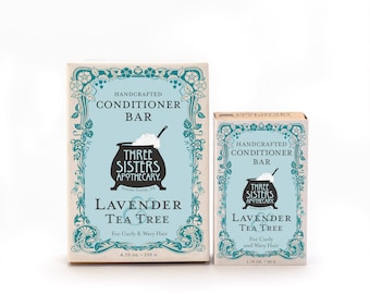 Op de afbeelding: Twee conditioner-staven van Three Sisters Apothecary met lavendel en theeboom. De grotere staaf is 4,75 ounce en de kleinere 1,75 ounce. Beide staven zijn verpakt in dozen met een vintage bloemenontwerp.