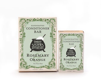 Op de afbeelding: Twee conditioner-staven van Three Sisters Apothecary met rozemarijn & sinaasappel. De grotere staaf is 4,75 ounce en de kleinere 1,75 ounce. Beide staven zijn verpakt in dozen met een groen-wit bloemenontwerp.