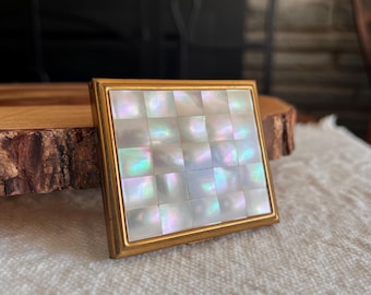 Estuche de polvos vintage de nácar / Espejo compacto de tablero de ajedrez / Estuche de maquillaje tono dorado / Mediados de siglo