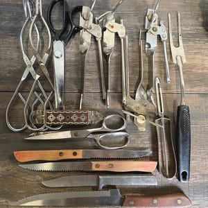 Veel vintage keukengerei: gemengd gereedschap, messen, tangen, scharen en meer