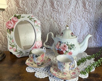 Romantiskt rosente-set för två med tekanna, omatchande tekoppar och blommig ram - Cottagecore-present