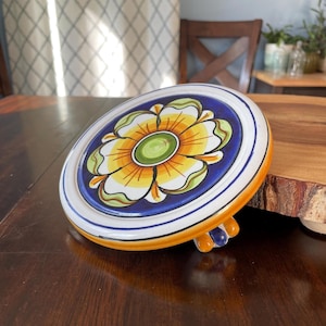 Sottopentola vintage in argilla rossa in stile Talavera dipinto a mano / firmato / piastra riscaldante con piedini in stile folk messicano colorato / decorazione da cucina con piastrelle floreali
