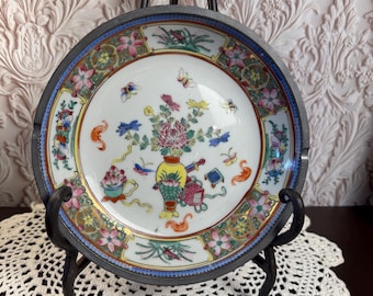 Circa 1920-1940 ACF Hong Kong Cenicero de porcelana pintado a mano con soporte de peltre Decoración floral oriental