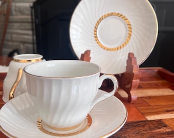 Juego de tazas y platillos de porcelana fina blanca con diseño de remolino dorado estilo vintage / Elegante juego de té / Porcelana con detalles dorados