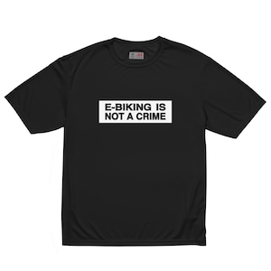 Op de afbeelding: Zwart T-shirt met de tekst "E-BIKING IS NOT A CRIME" in een witte rechthoek. Het shirt heeft korte mouwen en een ronde hals. De stof lijkt een vochtafvoerend materiaal te zijn.
