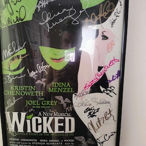 Póster autografiado de Wicked Original Cast 2003 de la noche del estreno. Idina Menzel, Kristin Chenowith y Joel Grey. Reparto original de Broadway poco común