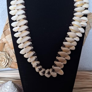 タヒチの伝統的なシェルネックレス タヒチシェルネックレス/装飾品/エスニックジュエリー/フランス