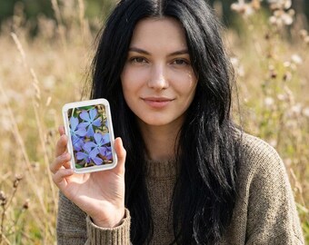 Carteira Vegana para Celular com Estampa Floral Periwinkle | Compatível com MagSafe
