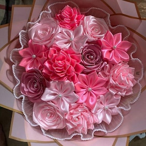 Handgemachter Rosenstrauß aus Satinband: Ewiges Blumenarrangement