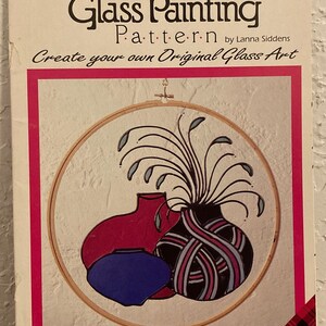 Peut inclure: Un mod&egrave;le de peinture sur verre repr&eacute;sentant un vase &agrave; rayures noires et blanches, un vase rouge et un vase bleu. Le mod&egrave;le est intitul&eacute; "Glass Painting Pattern" et comprend le texte "Create your own Original Glass Art".