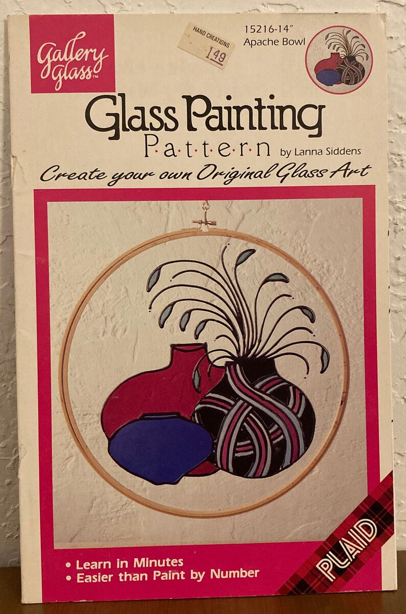 Peut inclure: Un mod&egrave;le de peinture sur verre repr&eacute;sentant un vase &agrave; rayures noires et blanches, un vase rouge et un vase bleu. Le mod&egrave;le est intitul&eacute; "Glass Painting Pattern" et comprend le texte "Create your own Original Glass Art".