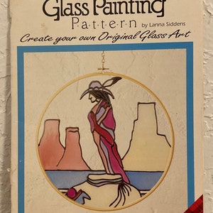 Peut inclure: Un mod&egrave;le de peinture sur verre repr&eacute;sentant une femme am&eacute;rindienne debout devant un paysage de canyon. Le mod&egrave;le est intitul&eacute; "Spirit Canyon" et fait partie de la collection "Gallery Glass". Le mod&egrave;le est de Lanna Siddens et est de Plaid.