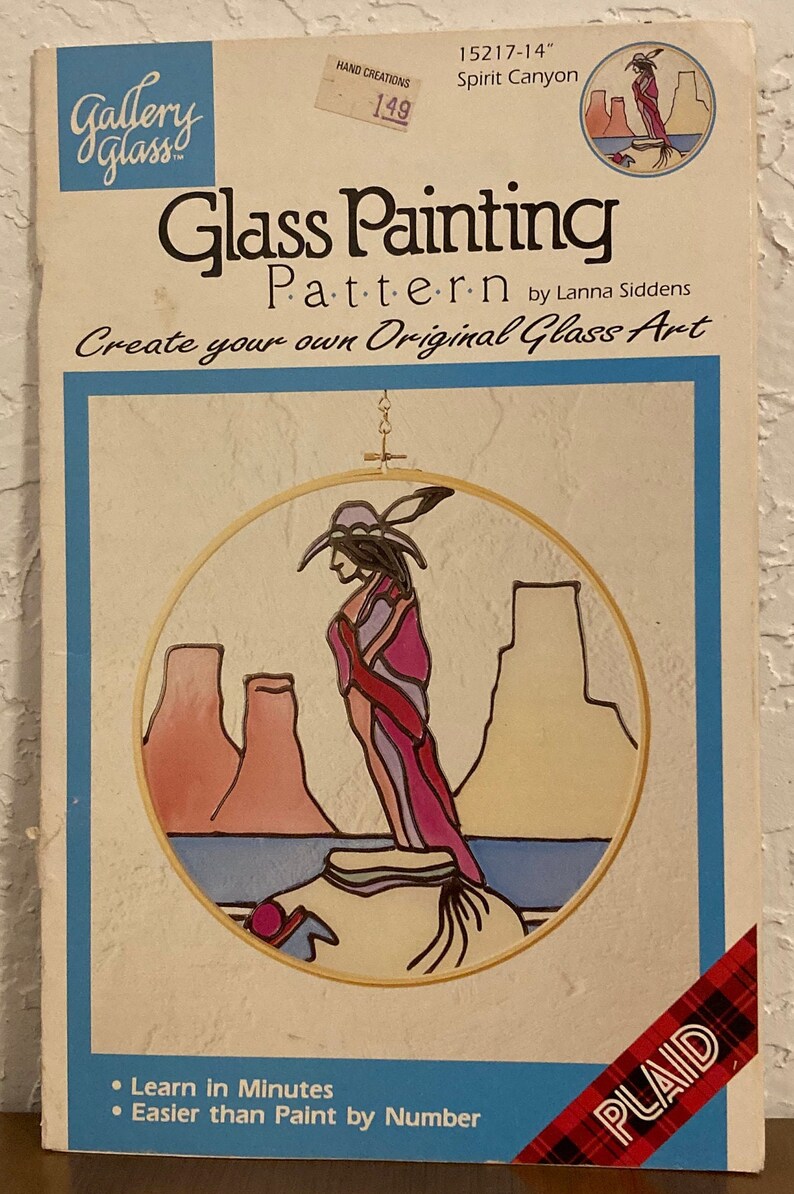 Peut inclure: Un mod&egrave;le de peinture sur verre repr&eacute;sentant une femme am&eacute;rindienne debout devant un paysage de canyon. Le mod&egrave;le est intitul&eacute; "Spirit Canyon" et fait partie de la collection "Gallery Glass". Le mod&egrave;le est de Lanna Siddens et est de Plaid.