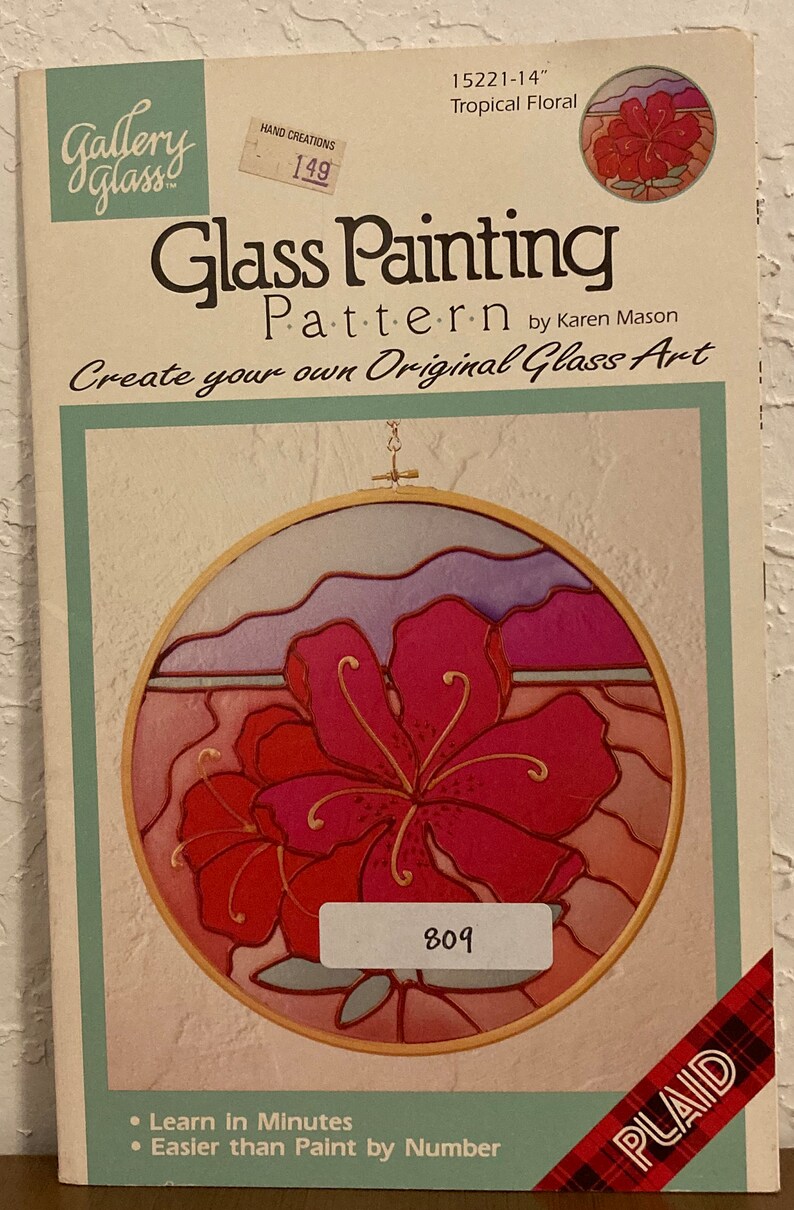 Peut inclure: Un mod&egrave;le de peinture sur verre repr&eacute;sentant un motif floral tropical avec une fleur d'hibiscus rose. Le mod&egrave;le est intitul&eacute; "Glass Painting Pattern" et comprend le texte "Create your own Original Glass Art". Le num&eacute;ro du mod&egrave;le est 809. Le mod&egrave;le est de Plaid.
