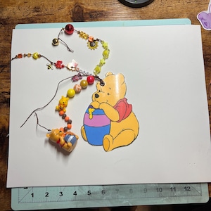 Dije/marcapáginas de diario basura con forma de oso Pooh