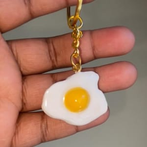 Handgjord nyckelberlock med ägg i form av Sunnyside Up | Lufttorkande lera, UV-harts