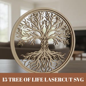 Könnte beinhalten: Ein kreisförmiges Holz-Laser-Cut-Design mit dem Baum des Lebens, mit detaillierten Ästen und Wurzeln. Das Design ist vor einem verschwommenen Hintergrund platziert. Der Text "15 TREE OF LIFE LASERCUT SVG" wird unten angezeigt.