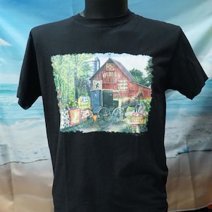 Schwarzes T-Shirt alte Scheune mit Pferd und Wagen