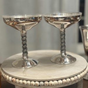 Könnte beinhalten: Ein Set aus drei Keramikbechern mit gesprenkelter, matter Oberfläche. Die Becher sind in den Farbtönen Creme, Hellgrau und Dunkelgrau gehalten. Jeder Becher hat ein schlichtes, minimalistisches Design, ideal für Kaffee oder Tee.