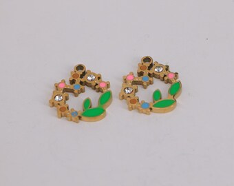4 dijes de flores de acero, elegantes dijes de hojas y flores huecas, joyería de acero, chapado en oro de 18 quilates.