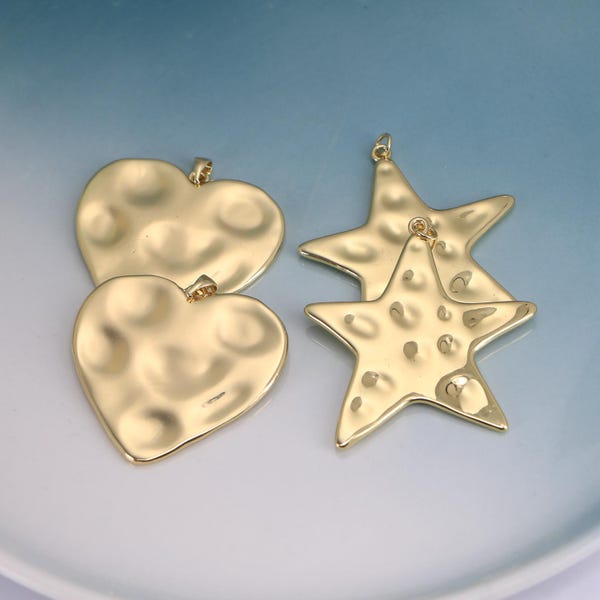 Pingentes de coração e estrela martelados banhados a ouro 18K, em metal texturizado, para criação de pulseiras e colares DIY.